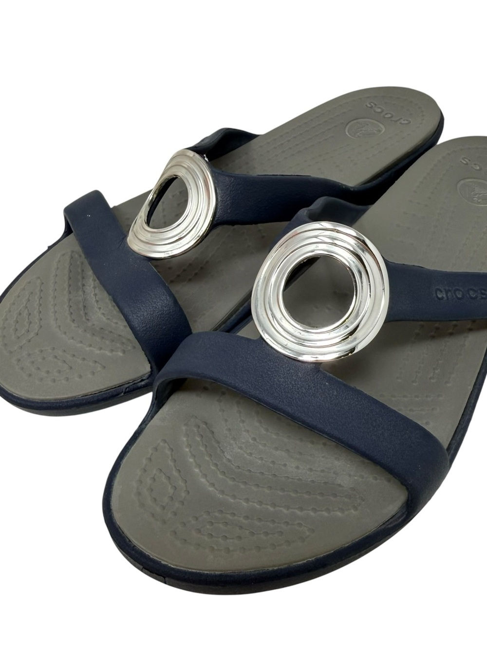Crocs Sanrah Women’s Size 9 Navy slide sandals shoes Silver medallion - Picture 4 of 7